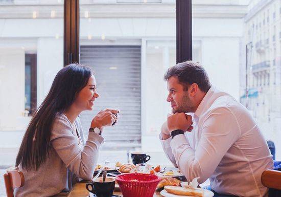 لمعرفة مدى إعجابه بك.. احتسبي عدد المرات التي يشرب فيها الماء!