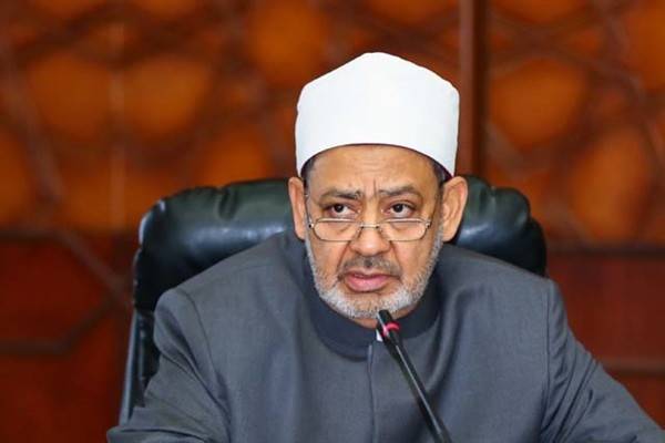 بعد أسبوع على المجزرة.. شيخ الأزهر يصلِّي الجمعة في مسجد الروضة
