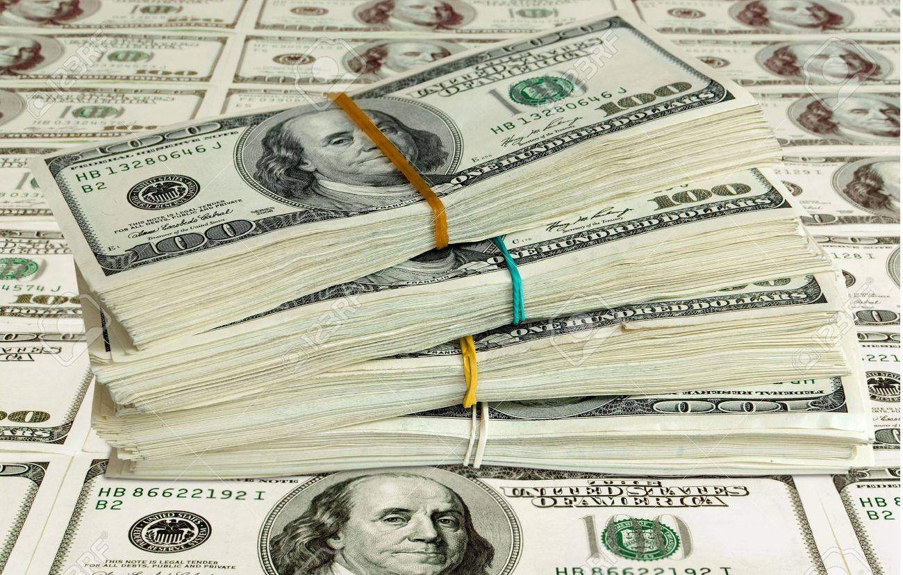 بعد ان خلع و كسر الباب.. سرق 14000 دولار وفرّ!