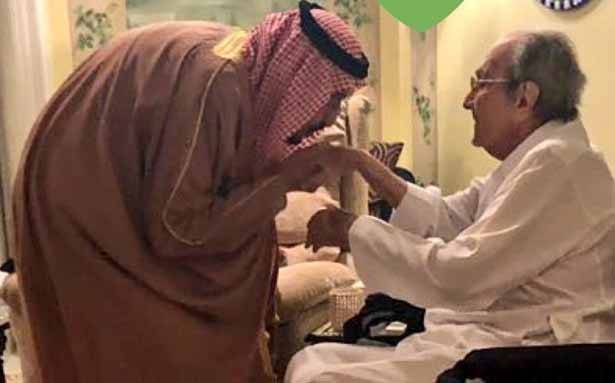 الملك سلمان يقبل يد شقيقه والد الأمير الوليد بن طلال