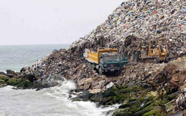 «هيومن رايتس» عرضت تقريراً عن «مخاطر حرق النفايات»
617 مكبّاً في لبنان لا تخضع للرقابة
و150 منها تحرق أسبوعياً في الهواء الطلق