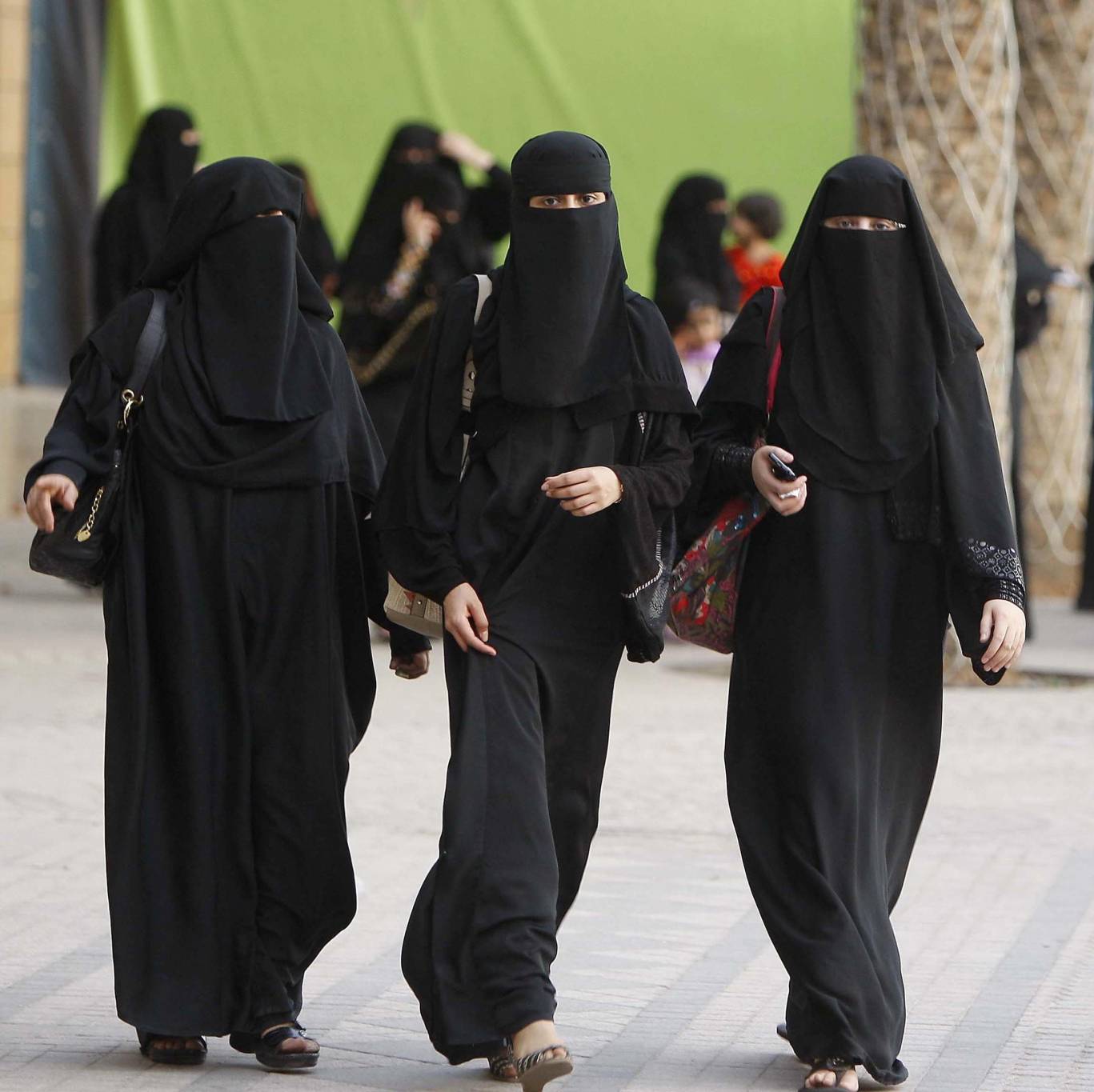 طلب رسمي بتعيين النساء في القضاء السعودي