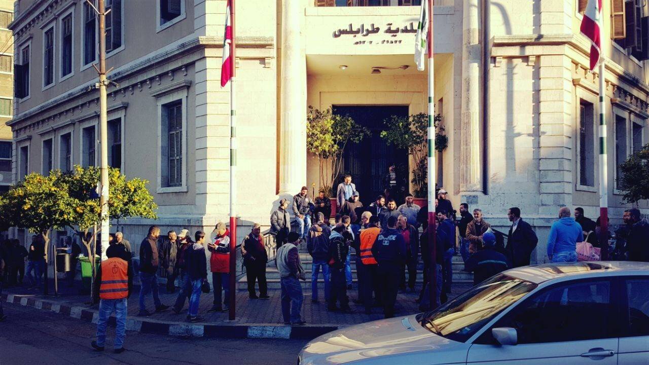 بالصور.. عمال بلدية طرابلس يعتصمون للمطالبة بحقوقهم