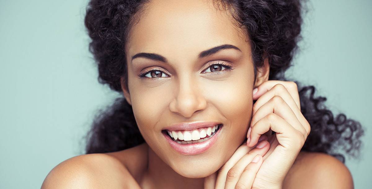 لصاحبات البشرة السمراء.. نصائح جمالية لا تفوتيها!