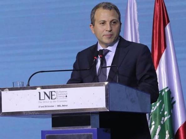 بالصورة.. "سيلفي" رومنسية بين باسيل وشانتال في ليالي باريس!