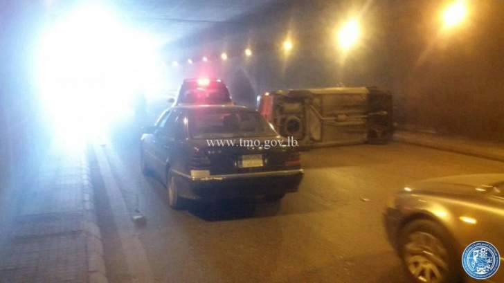 بالصورة - انقلاب مركبة داخل نفق المطار باتجاه خلدة