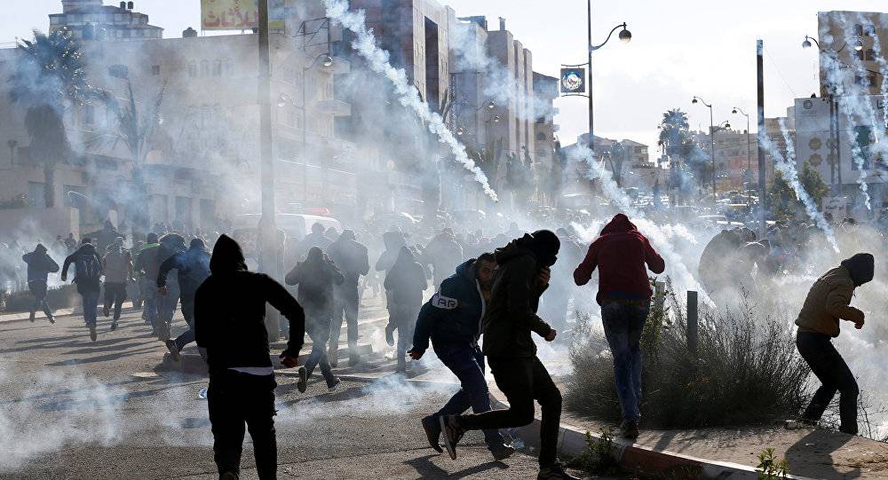 إصابة عشرات المتظاهرين الفلسطينيين في مواجهات مع القوات الصهيونية