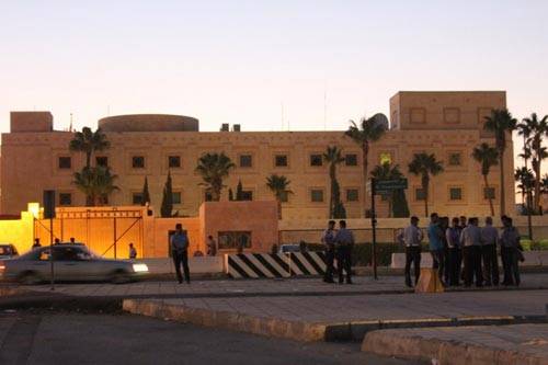 السفارة الأميركية في الأردن تعلق خدماتها وتحذر رعاياها