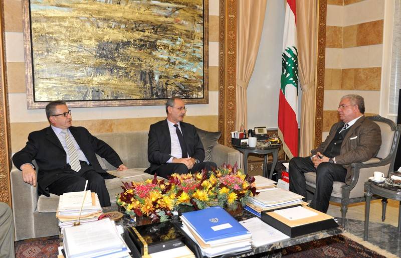 المشنوق عرض شؤونا اغترابية مع وفد من الجامعة الثقافية