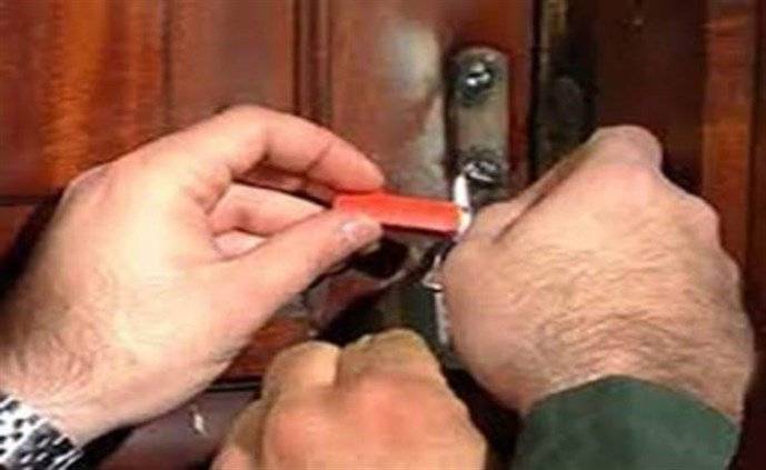 وزير الصناعة حسين الحاج حسن يقفل 23 مصنعاً
