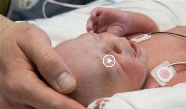 رضيع يعود للحياة أثناء تشييعه
