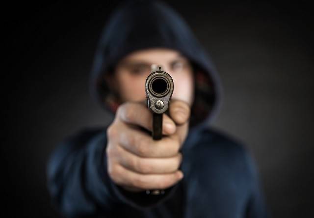 تلميذ يهرب من المدرسة ويعود بالمسدس.. هذا ما حصل في مهنية طرابلس