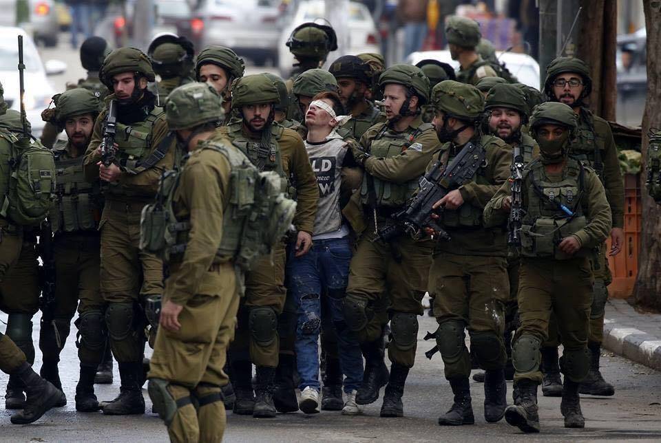 طفل فلسطيني اعتقله 20 جندياً إسرائيلياً يثير ضجة.. هذه قصة "فوزي"