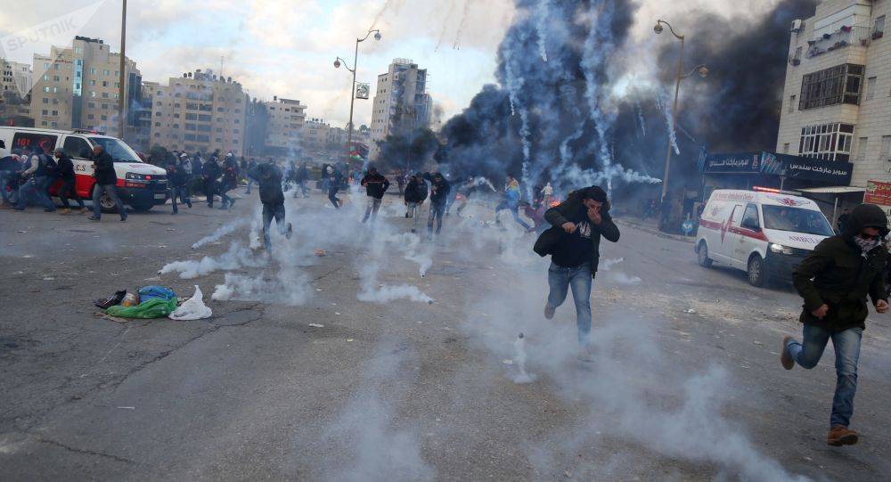 إصابة ١٢ فلسطينيا في مواجهات مع الشرطة الإسرائيلية بالقدس (فيديو)