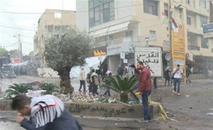 بالصورة - تكسير ونزع زينة الميلاد من قبل المتظاهرين في ساحة عوكر