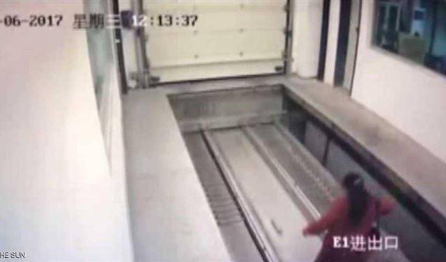 انشغلت بالهاتف.. فدخلت إلى "متاهة قاتلة"