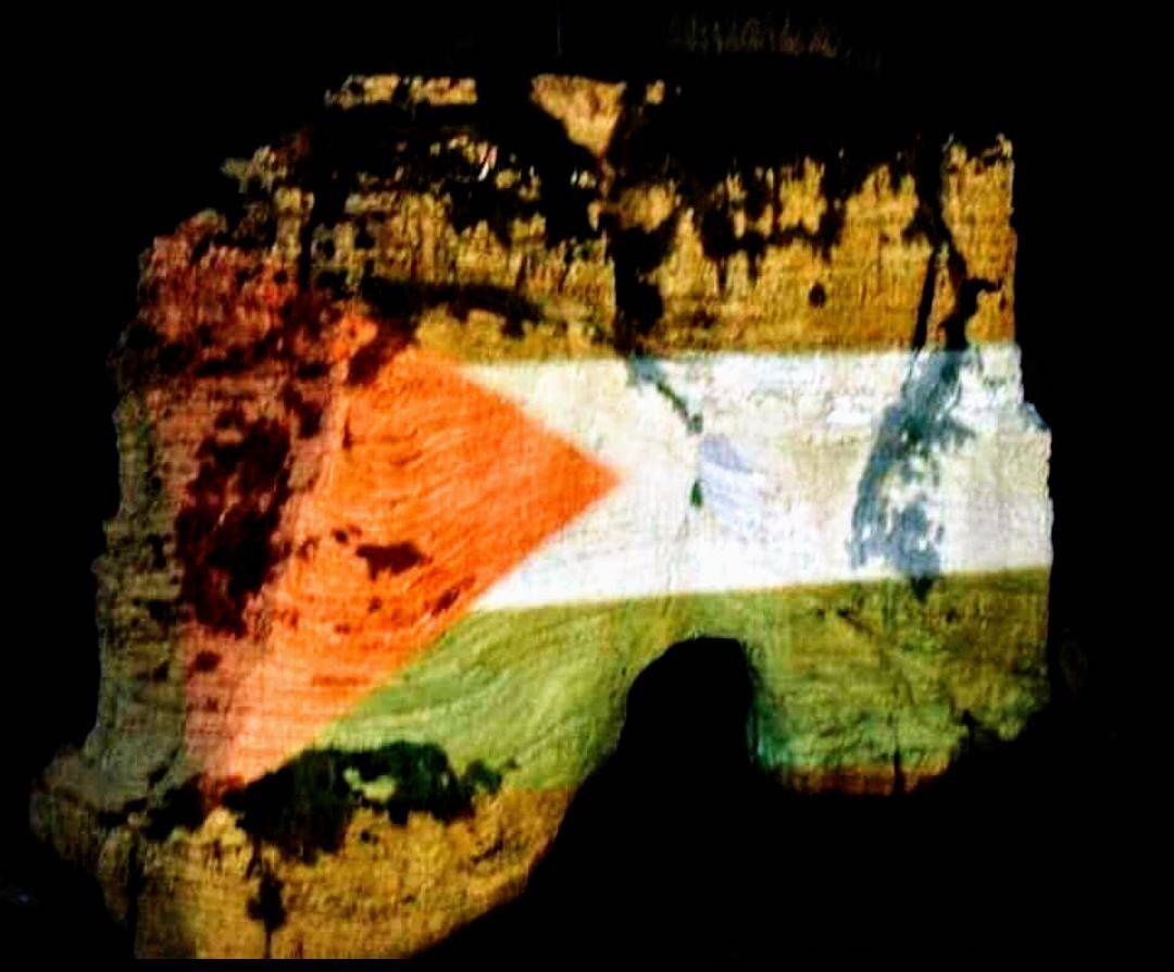 بالصور.. صخرة الروشة ترتدي علم فلسطين