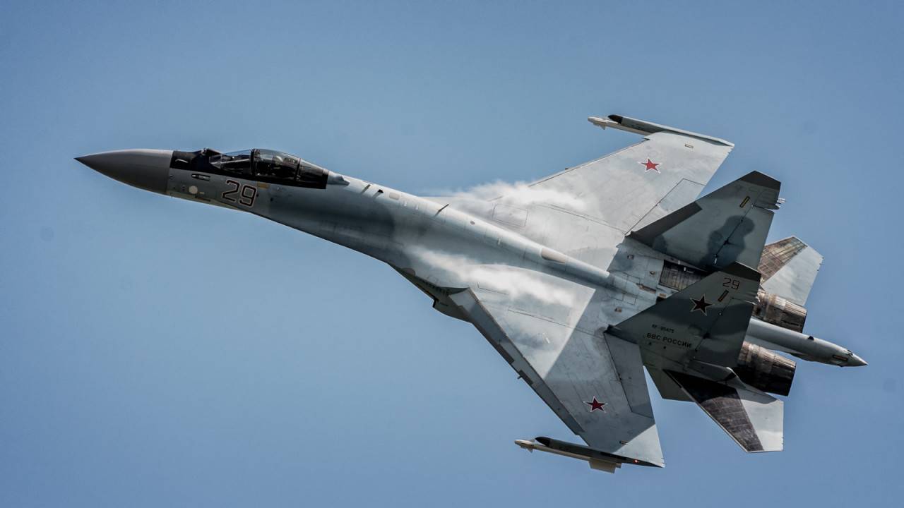 مواجهة أميركية-روسية في سماء سوريا.. هكذا اعترضت "سو-35" "F-22"