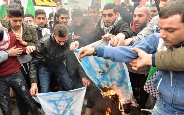 تظاهرة أمام السفارة الأميركيّة في عوكر تحت عنوان «شدّوا الرحال الى فلسطين»
كرّ وفرّ بين القوى الأمنيّة والمتظاهرين.. إصابة 19 عنصراً من الأمن الداخلي وإصابة 10 مُواطنين