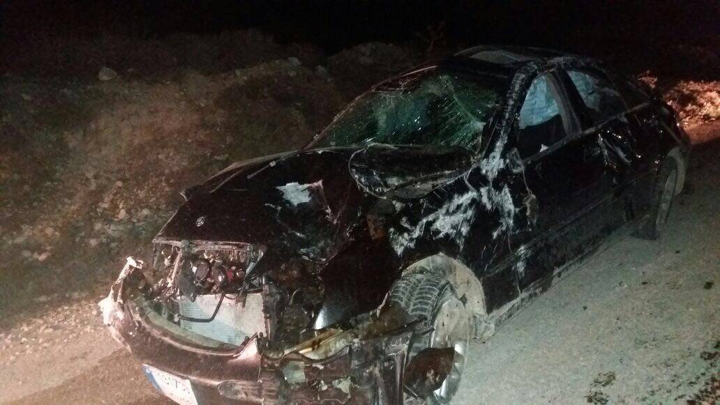 سيارة تصطدم بعمود كهربائي.. وفاة شخص وجرح 3 آخرين