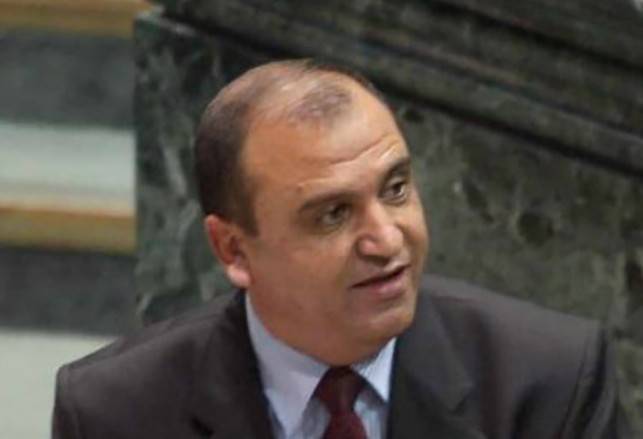 بالفيديو.. نائب أردني يرفع حذاءه في وجه نتنياهو!