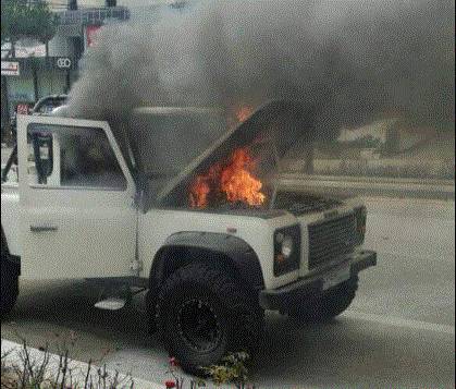 بالصورة.. احتراق سيارة على طريق عام ريفون