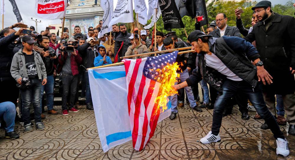 السفير الإسرائيلي في برلين يشبه حرق علم بلاده بما يحدث في طهران