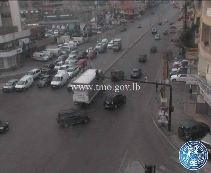 تصادم بين شاحنة وسيارة عند تقاطع الجديدة على بولفار سن الفيل