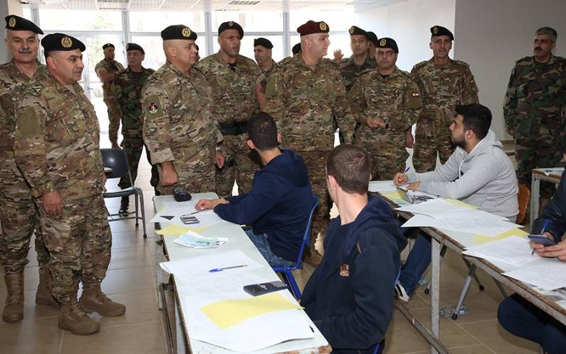 قائد الجيش تفقد سير الامتحانات الخطية في المدينة الجامعية في الحدت