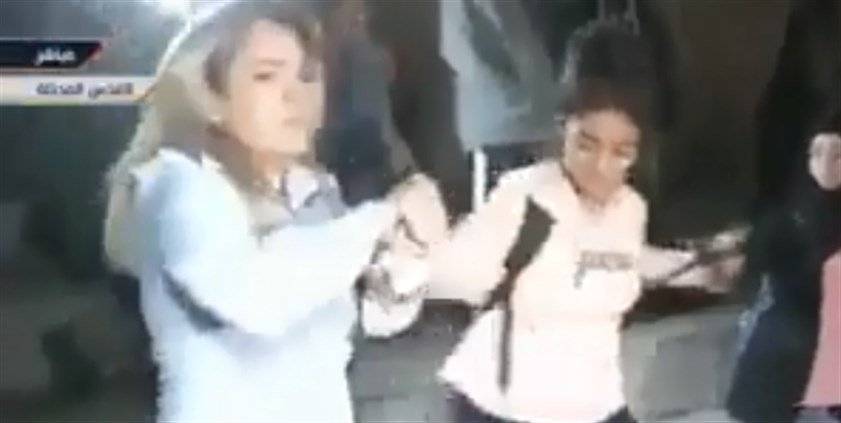 بالفيديو : فلسطينية تلقن مجندة في الجيش الإسرائيلي درساً قوياً!