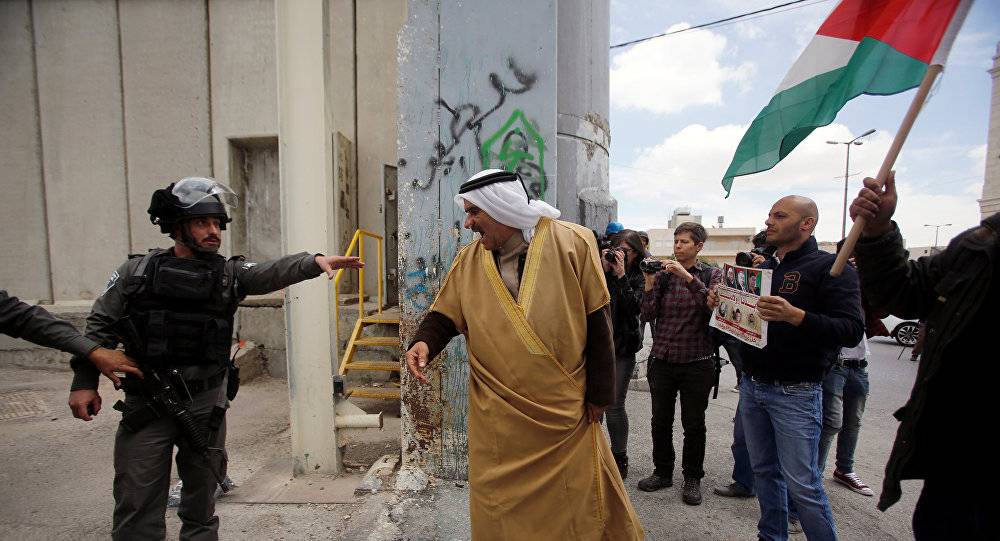 أهالي الخليل يشيعون جثمان شاب قضى برصاص الجيش الإسرائيلي