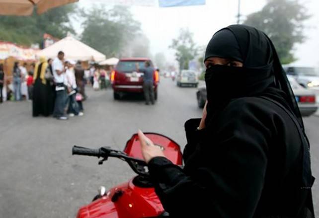 السعودية تسمح للنساء بقيادة الدراجات النارية !