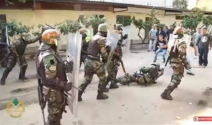 بالفيديو: هكذا تتعامل فرقة مكافحة الشغب في الجيش مع المتظاهرين