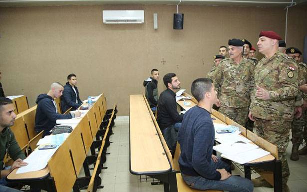 تفقد سير الامتحانات لمرشحي «الحربيّة»
قائد: اقبال الشباب على الانخراط
بالمؤسسة دليل على الروح الوطنية
