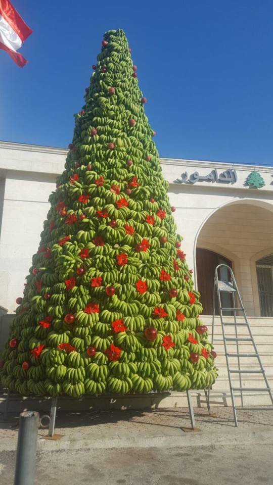 شجرة ميلاد الدامور ليست كغيرها.. "الموز" زينتُها