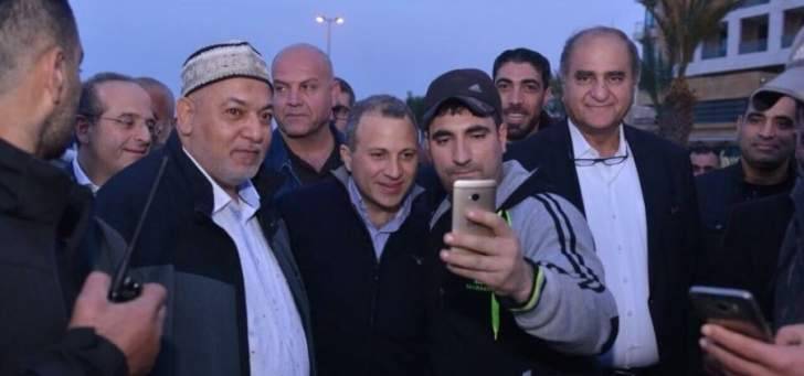 موكب باسيل يتعرض للرشق بالبيض في البداوي والجيش يتدخل