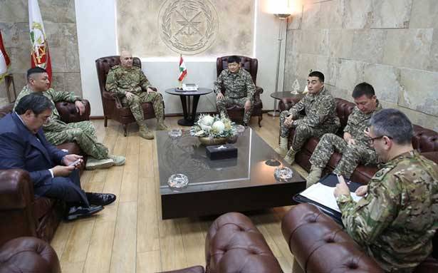 قائد الجيش التقى نائب وزير الدفاع الكازاخستاني