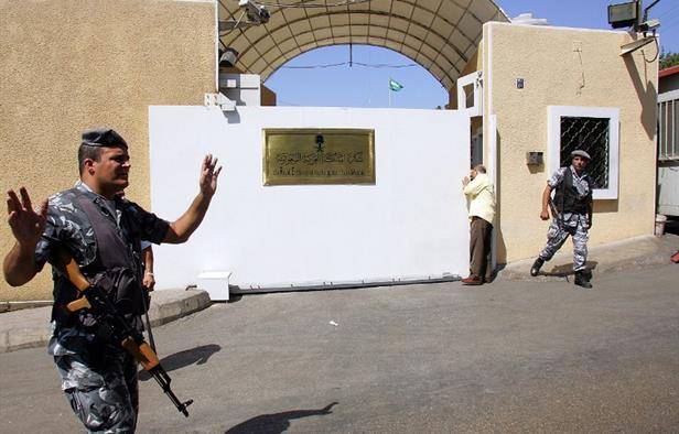 لماذا رفض السفير السعودي في لبنان إعطاء موعد لهذين النائبين؟