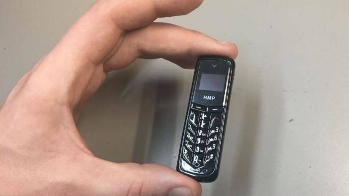 وزير بريطاني يطالب بحظر بيع هواتف بحجم أصبع اليد