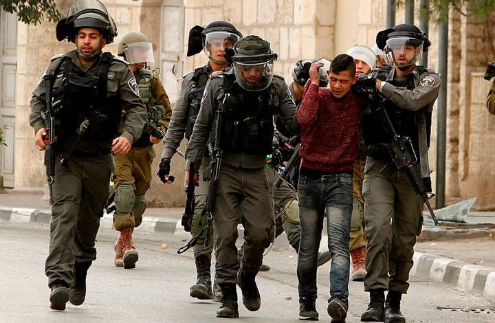 فتى يسخر من جنود الاحتلال أثناء اعتقاله في بيت لحم.. ماذا فعلوا به؟