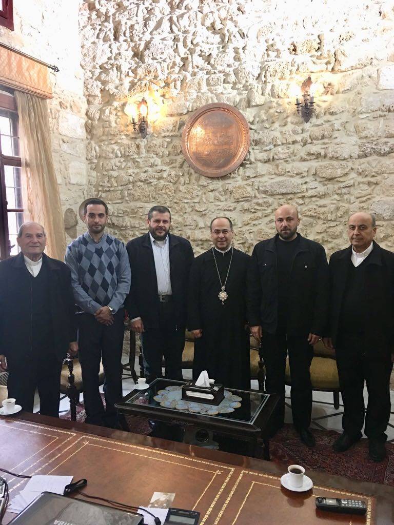 وفد من حزب الله زار مطرانية صيدا للكاثوليك معزيا بحداد