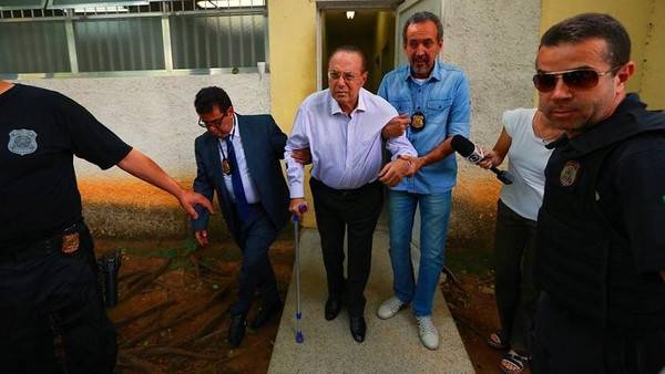 أشهر لبناني بالاغتراب يسلّم نفسه للشرطة.. عمره 86 عامًا ومريض سرطان