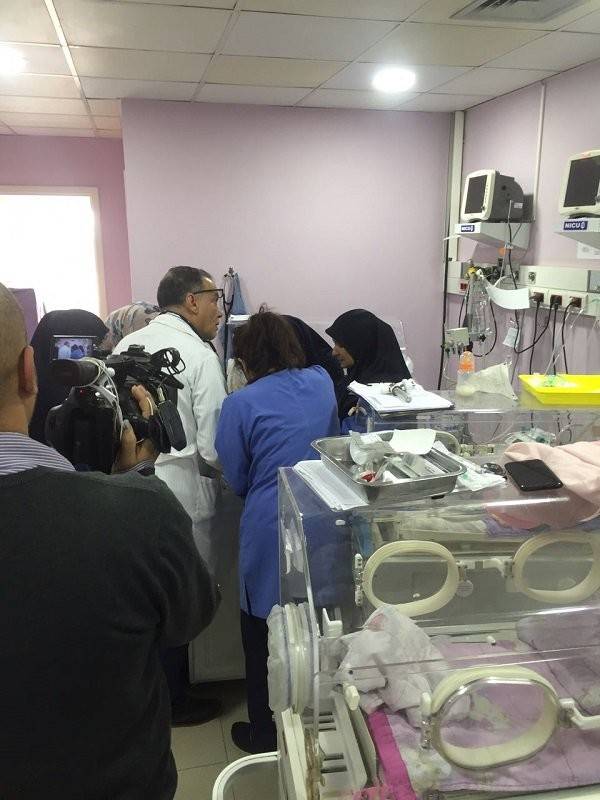 بالصور.. العثور على رضيعة داخل صندوق في البقاع