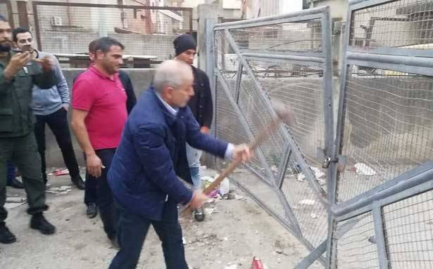بعد 3 أيام من الظلمة...
المرعبي يكسر باب محطة كهرباء حلبا