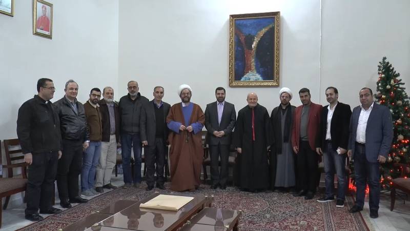 وفد من حزب الله جال على الكنائس المسيحية في صور مهنئا بالاعياد