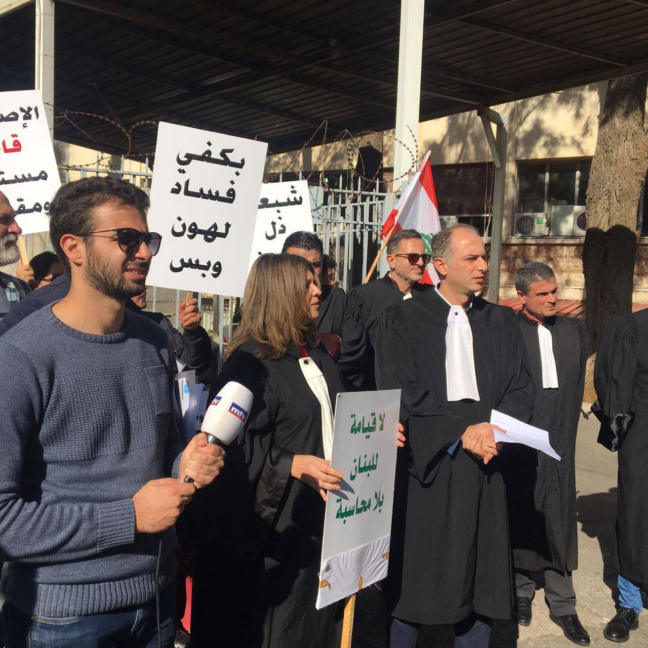 وقفة رمزية لتحالف متحدون امام قصر العدل