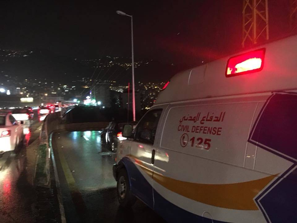 4 جرحى بانقلاب سيارة على أوتوستراد أدما