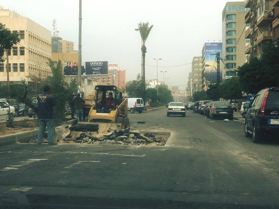 إعادة حفر شارع بطرابلس بعد يومَيْن من تزفيته!