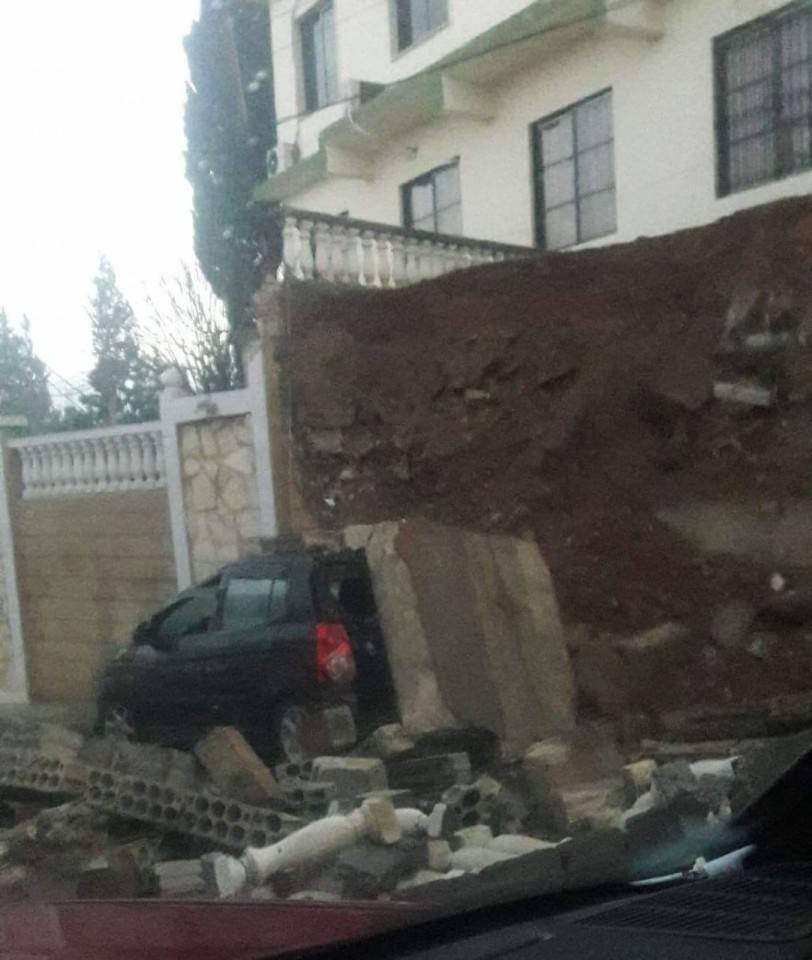 بالصورة: انهيار حائط دعم لاحد المباني في عكار
