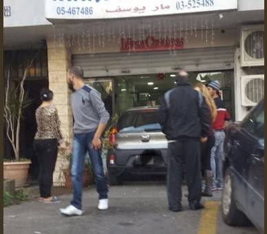 بالصور - سيارة تجتاح واجهة 
